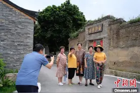 广西柳州：民众古镇避暑度夏日图片