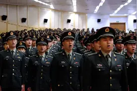 城事丨全体师生大合唱，这场毕业典礼太“燃”了！图片