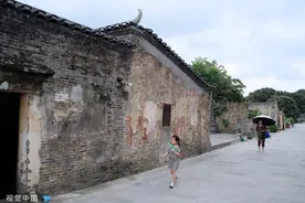 广西柳州：民众古镇避暑度夏日图片