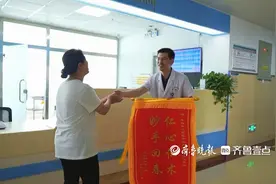 老人突发心梗，医生5秒飞奔救人！发生在烟台莱阳的这一幕太暖了图片