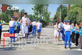 C视频丨跳古典舞、街头穿梭送餐……大运火炬手玩转花式“交接”图片