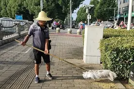 六安一师傅自制扫地“神器” 细小花籽都扫得干干净净图片