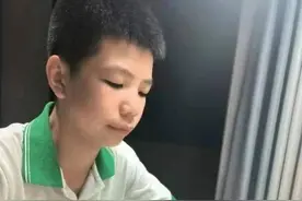 男生捡部手机交老师，失主拿到手机有多激动？这张“娟秀感谢字条”告诉你图片