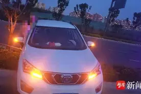 行驶中发现前方有围挡，驾驶员猛打方向冲上绿化带图片