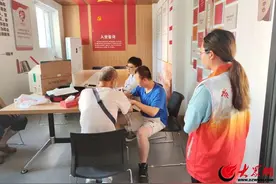 爱“骨”正行动，情暖老人心 ——市南区金门路街道社工站组织开展“银龄康养”失独老人健康管理活动图片
