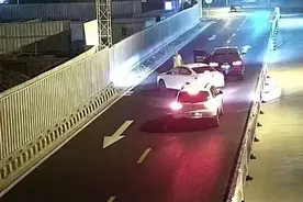 上海宝山，一男子深夜开车上路，突然停下指挥交通？民警一查…图片