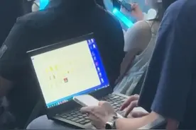 五月天演唱会现场，听歌上班两不误，网友：是深圳没错了图片