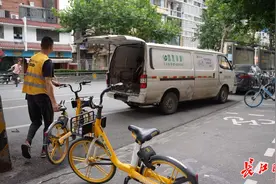 制定运维打卡、修建中转站、招聘运维人员，硚口区城管创新共享单车管理办法图片