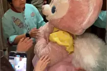 上海迪士尼有游客摸玲娜贝儿头部被喝止，工作人员反应过激了吗？视频封面