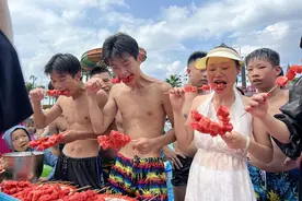 趣味消暑欢乐多 涪陵一景区举办花式吃西瓜比赛图片