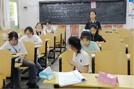 小学生该用手机吗？湖南这群支教大学生与小学生打了一场辩论赛图片