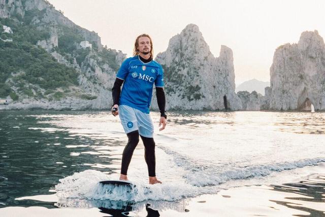 �ٷ����ǲ���˹�������������ͳ����£�����������Ʒ��EA7����