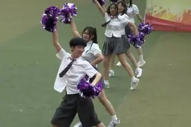 高校啦啦操比赛，大三男生在女生群中C位领舞视频封面