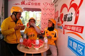昔日核酸小屋变身，环卫工、快递员和外卖小哥有了“清凉驿站”图片