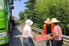 大悟三里：我的瓜，送给您！高温“炙烤”下的筑路工图片