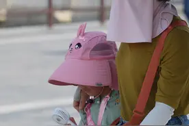 “脸基尼”和可穿戴风扇销量激增：中国人发挥创意抵御酷暑图片