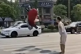 男子将刚满月的双胞胎女婴扔在街头！警方最新通报图片