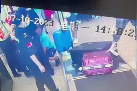 网传男孩在列车上玩耍刀具，武汉火车站：系刀具模型，未开刃图片