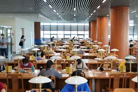 大学生跨省转校，坚持了“分数公平”底线 | 新京报快评图片