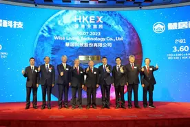 资本版图再扩张！无锡神秘家族又斩获一个IPO，父子齐现身敲钟现场图片