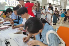 重庆“医校”携手组织开展无偿献血活动 104人献血30960毫升图片