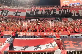 温情❤️泰山vs申花全场停止助威，亮起闪光灯缅怀意外去世球迷图片