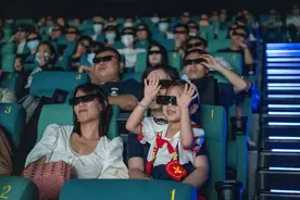 华南首块HeyLED数字电影屏在穗首发图片