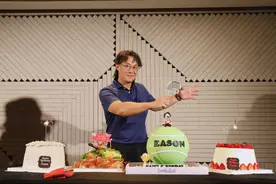 陈奕迅与歌迷提前庆祝49岁生日：好久没跟那么多人“吹水”图片