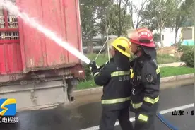 临沂：货车抛锚3000只活鸭险中暑 消防员给鸭“洗澡”挽回损失7万元图片