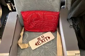 空姐乘客被甩到舱顶！“晴空颠簸”是什么？坐飞机遇颠簸怎么办？科普帖来了图片