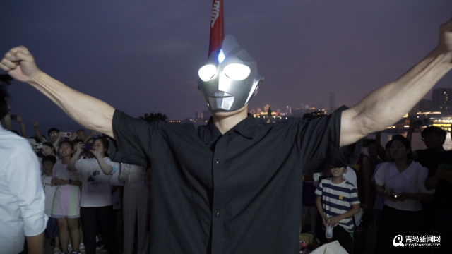 摩托车变身的奥特曼（青新人物志90后小伙变身奥特曼拥抱陌生人走红）