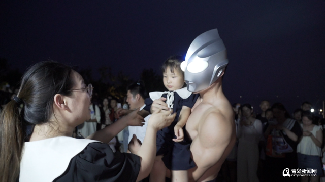 【青新人物志】90后小伙变身“奥特曼”拥抱陌生人走红，单条视频播放量破百万