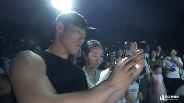 【青新人物志】90后小伙变身“奥特曼”拥抱陌生人走红，单条视频播放量破百万