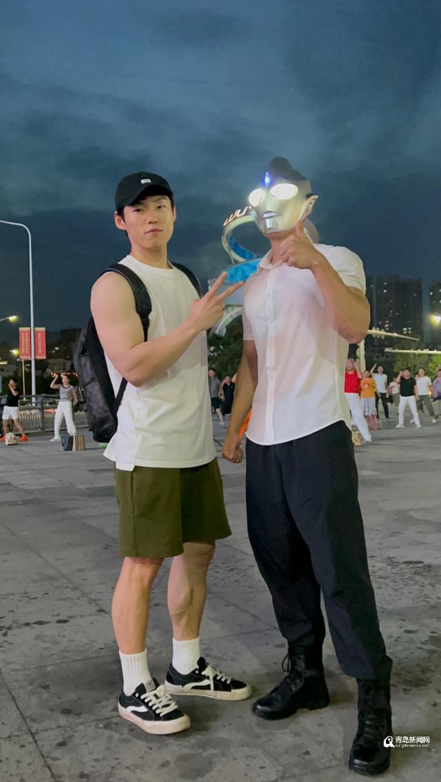 【青新人物志】90后小伙变身“奥特曼”拥抱陌生人走红，单条视频播放量破百万