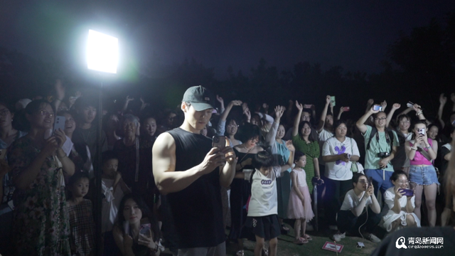 【青新人物志】90后小伙变身“奥特曼”拥抱陌生人走红，单条视频播放量破百万