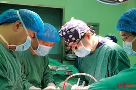 6岁男童搭乘电动自行车发生事故多器官损伤，医生选择了最难的手术方案……图片