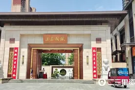 交付一年多的新房窗户玻璃突爆裂，施工方：联系厂家更换图片