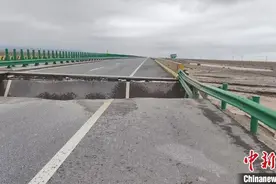 降雨致G6高速公路路面塌陷 茶格路段进行紧急通行管制图片