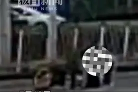 男孩骑自行车摔倒在马路边，好心路人及时将其扶起图片