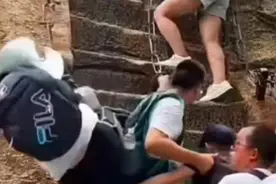 女子爬华山云梯踩空跌落，景区：游客被接住，后续或关闭云梯图片