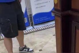 女子称游泳馆男员工擅闯女浴室，店家回应图片