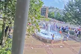 现场：美国女孩将洗衣粉倒入市政厅水池 喷泉秒变“泡泡浴”图片