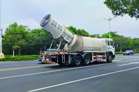蚌埠持续高温 雾炮车上街降温“洗澡”图片