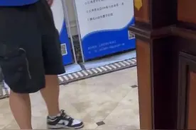 游泳馆男员工擅闯女浴室？店家回应图片