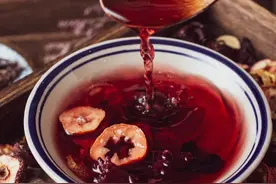 别花钱买了，教你自制最地道的酸梅汤！三伏天来一杯降温解暑，神清气爽图片