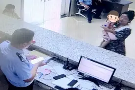 2岁女孩迷路跑到警车旁：妈妈说有困难找警察！图片