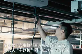 西北首个智慧共享充电机器人投运图片