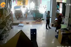 安溪：三岁小孩误拧油门 车辆失控冲向马路图片
