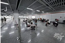 杭州地铁开放多个纳凉区，有人睡觉有人写作业！但是这点要注意图片