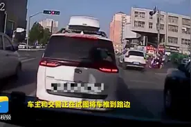 面包车抛锚 济南公交驾驶员和交警一起帮忙推车图片